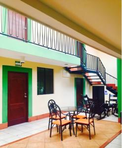 奇南德加Hotel Plaza Cosiguina的一个带桌椅的庭院和一个楼梯
