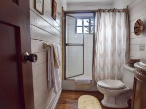 圣何塞卡萨代拉斯提亚斯酒店的白色的浴室设有卫生间和窗户。