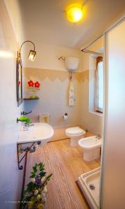 森普罗尼亚诺橄榄谷农家乐的一间带两个盥洗盆和卫生间的浴室