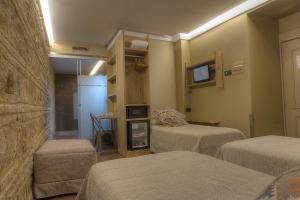 科尔多瓦庭院酒店的酒店客房设有两张床和电视。