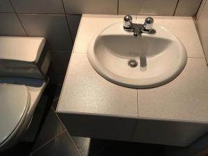 瓦拉斯邦德旅馆的一间带水槽和卫生间的浴室