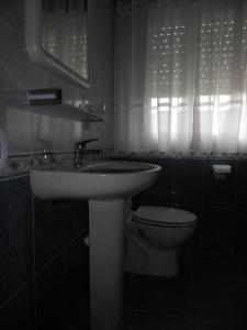 阿兰扎达Novas Foxos (Ático)的一间带水槽和卫生间的浴室