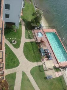 玛志洛榕树塔酒店的水边游泳池的空中景致