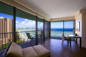 塔穆宁Guam Reef Hotel的带沙发的客厅,享有海景