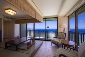 塔穆宁Guam Reef Hotel的海景客厅