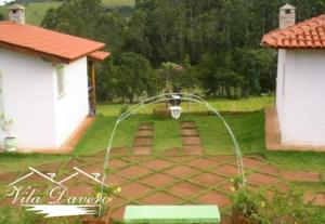 索科罗Si­tio Vila Davero的后院,院子里有篮球架