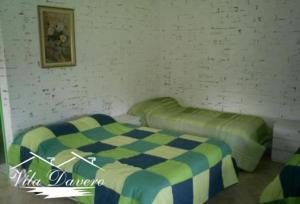 索科罗Si­tio Vila Davero的一间卧室配有一张带 ⁇ 子毯子的床