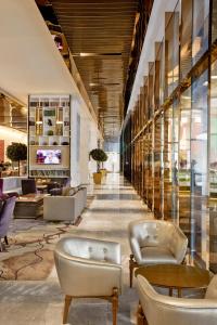 吉隆坡菲斯酒店的大厅,在大楼里设有沙发和桌子