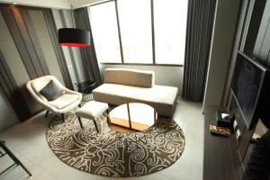 沙马林达三马林达市中心酒店的客厅配有沙发和椅子
