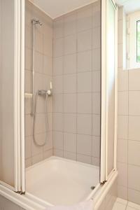 拉诺伊韦维尔阿尔卑斯湖畔公寓的带淋浴和浴缸的浴室