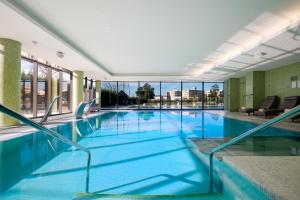 布拉加布拉加美利亚Spa酒店的大楼内一个蓝色的大型游泳池
