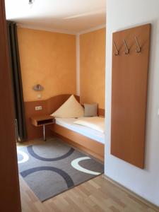 因戈尔施塔特瓦格纳宾馆 的一间小卧室,配有床和地毯