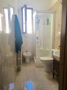 马蒂诺Casa nel Salento da Grace的带淋浴、卫生间和盥洗盆的浴室