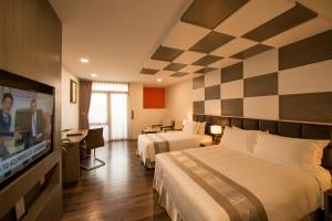 仰光帕拉米酒店的酒店客房设有两张床和一台平面电视。