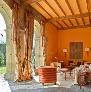 列尔加内斯Posada Villa Esperanza的客厅配有橙色窗帘和沙发