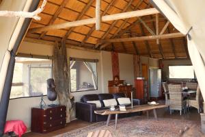 South Okavango - Omogolo Hideaways的休息区