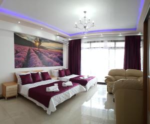 斯特鲁加Luxury Apartment Eurotel的一间卧室设有两张床,墙上挂着一幅画