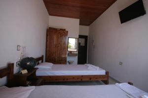 干尼亚哈尼亚旅馆的一间卧室设有两张床和窗户。