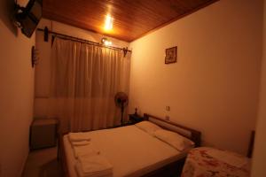 干尼亚哈尼亚旅馆的一间小卧室,配有床和窗户