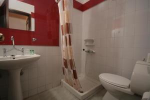 干尼亚哈尼亚旅馆的浴室配有卫生间、盥洗盆和淋浴。