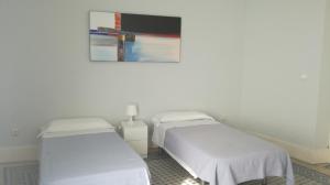 马拉加圣保拉旅馆的墙上有两张照片的房间