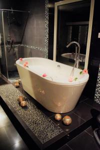 蒙特雷若马吉乐维斯宾馆的浴室的浴缸位于柜台上