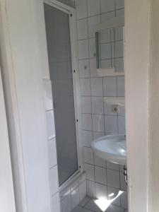 NeuhausFerienwohnung Thiemig的白色的浴室设有水槽和镜子