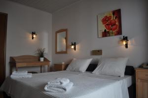 斯科拉拜占庭酒店的卧室配有白色床和毛巾