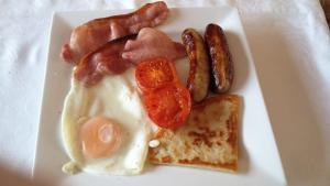 莫维尔因尼斯郝文住宿加早餐旅馆 的包括鸡蛋香肠和烤面包的早餐食品