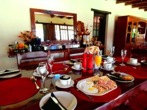 米德兰非洲脚印旅馆的桌子上放着食物和酒杯