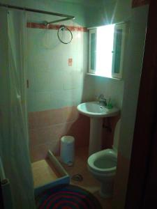 埃普塔罗弗斯Elatos Guest House的一间带水槽和卫生间的小浴室