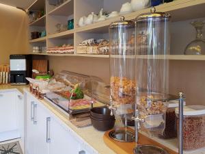 拉齐塞加尔达梦酒店的厨房配有带玻璃容器内食物的柜台