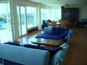 马桑Villa Ortiga的客厅配有蓝色的沙发和桌子