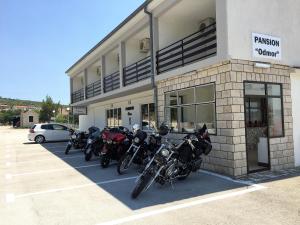 洛瓦尼斯卡Rooms & Pansion Odmor的停在建筑物外的一排摩托车