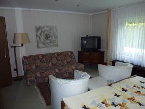 门兴格拉德巴赫海德豪斯酒店的酒店客房,设有两张床和一张沙发