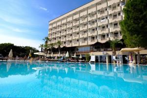 科纳克勒Anitas Hotel的酒店前方的大型游泳池