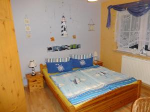格洛韦Ferienwohnung Csallner的一间卧室配有一张带蓝色枕头的床