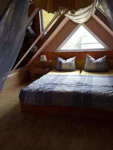 DallgowFerienhaus- Dallgow的一张位于带大窗户的房间内的床铺