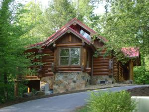 加特林堡Bearly Lovers的树林里的小木屋,带车道