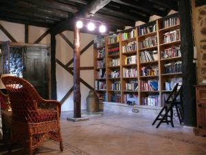 赫尔特卡萨白素娜乡村民宿的藏书架的图书馆