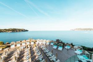 圣蓬萨Sentido Fido Punta del Mar Hotel & Spa - Adults Only的享有海滩的空中景致,配有椅子和海洋
