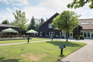菲赫特Hotel De Kruishoeve 's-Hertogenbosch - Vught的树屋前的公园