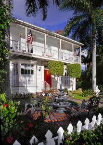 沃思湖萨巴尔棕榈树住宿加早餐酒店的白色的房子,有美国国旗和喷泉