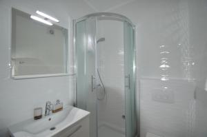 扎达尔Apartments Silvia的带淋浴和盥洗盆的白色浴室