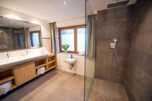 阿亨基希Chalet & Apartments Tiroler Bua的一间带水槽和淋浴的浴室
