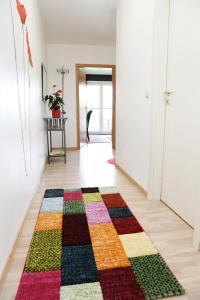 海德堡海德堡夏洛特公寓的走廊上铺着色彩缤纷的地毯