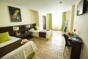 阿约拉港艾斯拉索尔索里玛酒店的酒店客房设有两张床和窗户。
