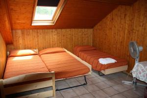 博迪奥车站旅馆的木制客房内的一间卧室配有两张床