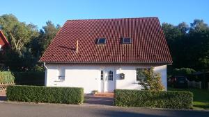 格洛韦Ferienwohnung Csallner的白色房子,有红色屋顶