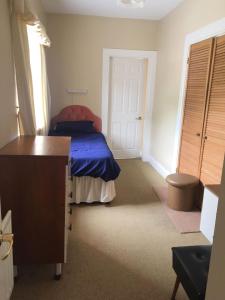 CastledergCreevy Lodge的一间卧室配有一张床、一张书桌和一个窗户。